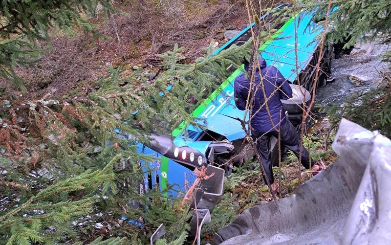Tragedia sfiorata, bus carico di studenti finisce nel torrente: feriti quattro studenti