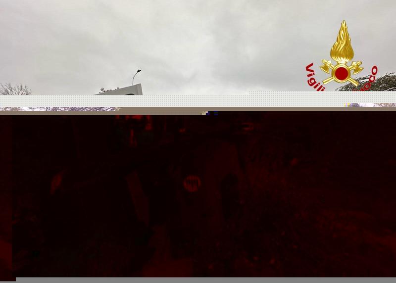 Tir si ribalta nella scarpata a Fizzonasco: camionista ferito e traffico in tilt