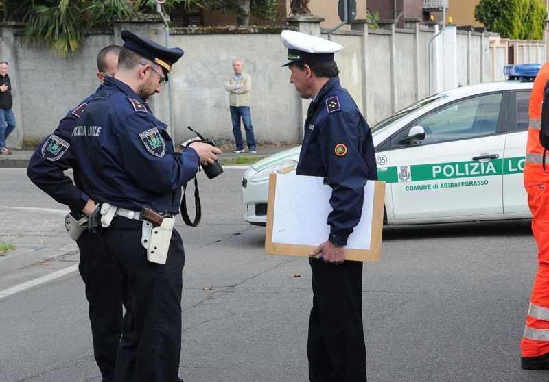 Abbiategrasso, insulti e minacce alla Polizia locale: choc davanti alla scuola primaria, denunciato un genitore