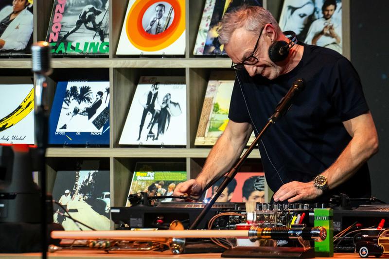 Teatro sold out per Linus: “Racconto me e la musica”