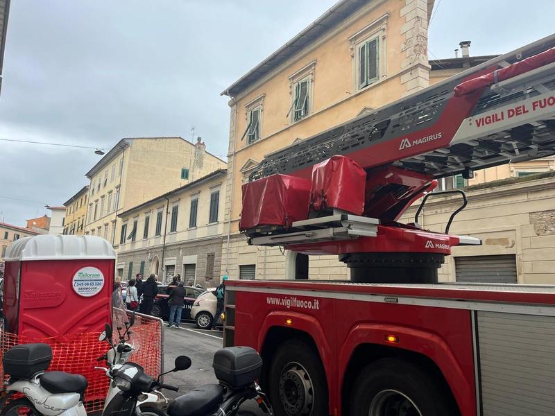Livorno, paura in via Battisti: palazzina evacuata dopo un incendio, in due all’ospedale
