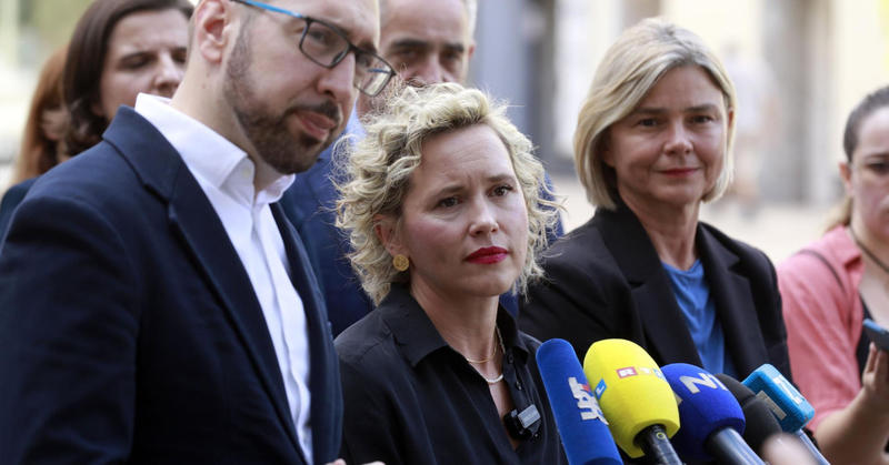 Postaje sve očitije zašto ekipa iz Možemo! ni za živu glavu ne želi zabraniti mobitele u srednjim školama...