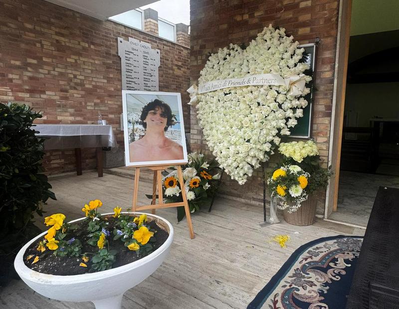 Funerali di Evan Delogu: una folla in lutto per l’ultimo saluto al ragazzo di 18 anni