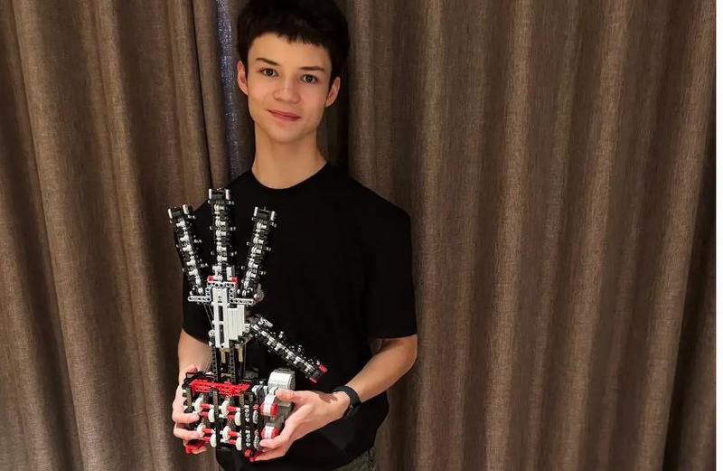 Una mano robotica fatta di Lego: la SoftHand-A del 16enne Jared Lepora imita quella umana Una mano robotica fatta di Lego: la SoftHand-A del 16enne Jared Lepora imita quella umana