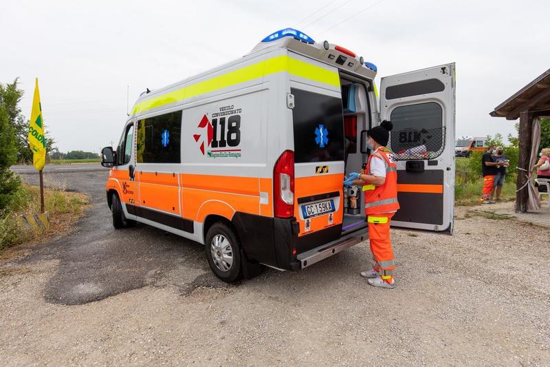 Cento, 18enne investito da un’auto mentre attraversa la strada