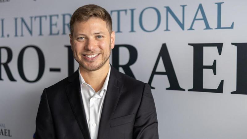 Israele, il Likud nomina il figlio di Netanyahu per fare propaganda. Ma salta l’accordo: «È accusato di diffamazione per quello che scrive sui social»