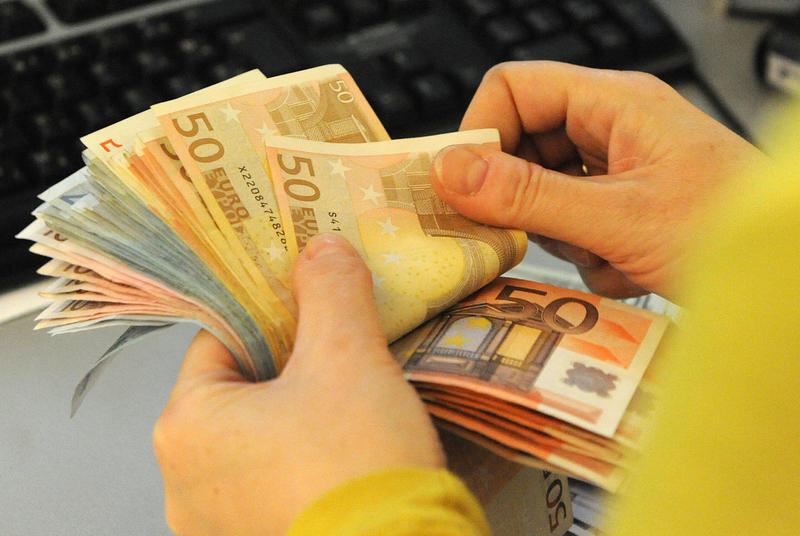 Hrvati vole štedjeti i posuđivati državi