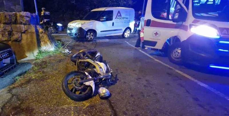 Livorno, moto contro furgone: gravissimo un 17enne