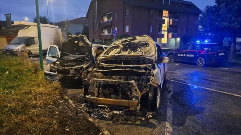 Ghisalba, incendio in un parcheggio: in fiamme due auto e un furgone Ghisalba, incendio in un parcheggio: in fiamme due auto e un furgone