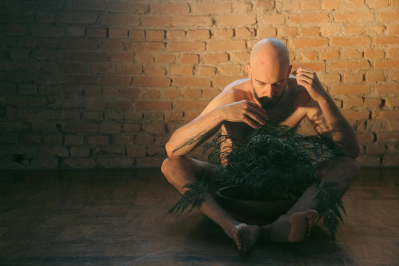 Peça explora abandono, por homens e deuses, de personagem a dor