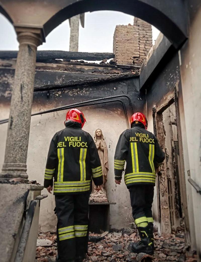 Dopo le fiamme, l’acqua. Il monastero della Bernaga, rimasto senza tetto, ora è in balìa della pioggia