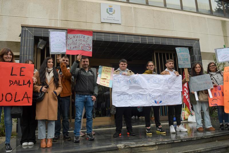San Giuliano mette gli insegnanti a dieta forzata in mensa per risparmiare. Sit-in dei docenti, sindaco verso il dietrofront