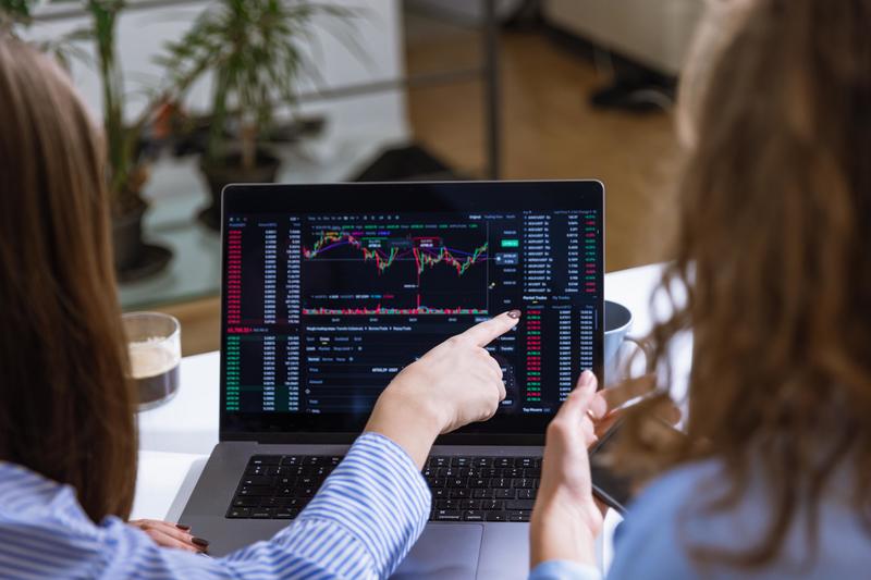 Sara, la finta broker che avrebbe truffato decine di persone: ora rischia il processo