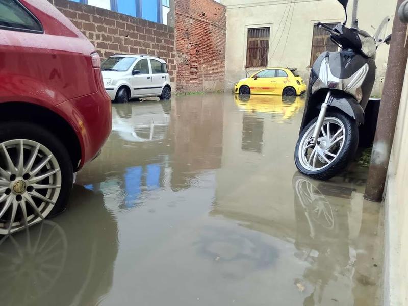 Maltempo, l'sos da via Lamarmora: «Ad ogni acquazzone la fogna invade il mio fondo»