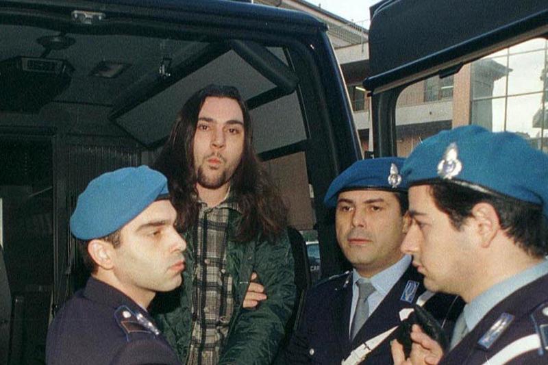 Sterminò la famiglia a fucilate, fuga nella notte dalla casa lavoro: è caccia al killer