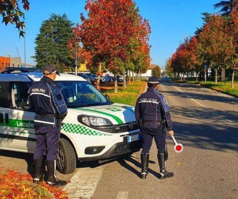 Casalpusterlengo, rimprovera dei ragazzi che giocano a pallone: 60enne preso a calci e pugni