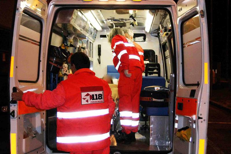 Rissa tra ragazzini nella notte di Halloween: 14enne accoltella un coetaneo al volto