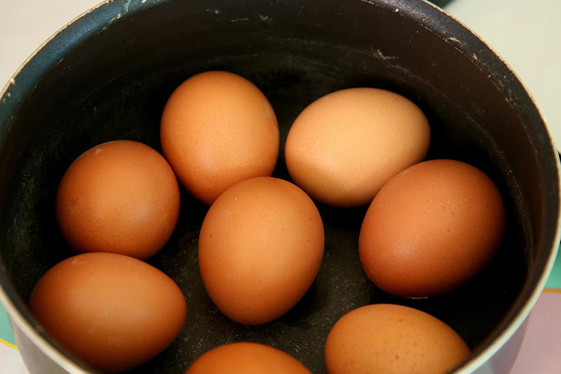 Правильно варить яйца: россиянки вспомнили, чему научились на уроках труда