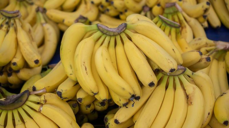 പഴത്തിൻ്റെ തൊലി കറുക്കുന്നുണ്ടോ? ഈ പഴങ്ങളിൽ നിന്ന് മാറ്റിവെക്കാം