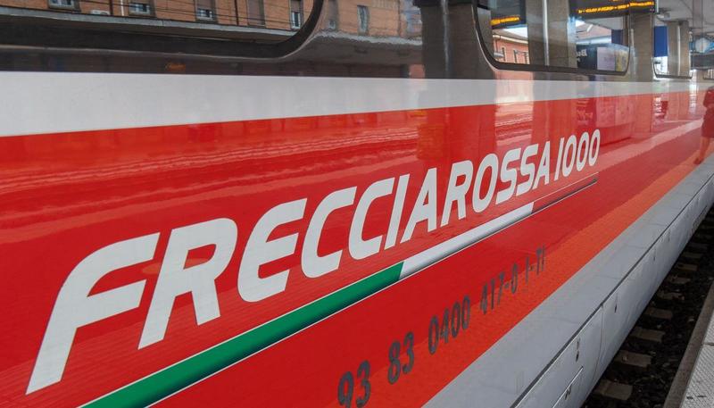 Ruba la valigia con l’attrezzatura fotografica, ladro fermato dal capotreno