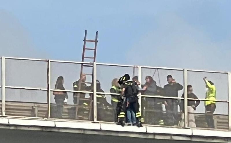 Livorno, vuole lanciarsi da Calignaia: la salvano gli “angeli in divisa” dei vigili del fuoco
