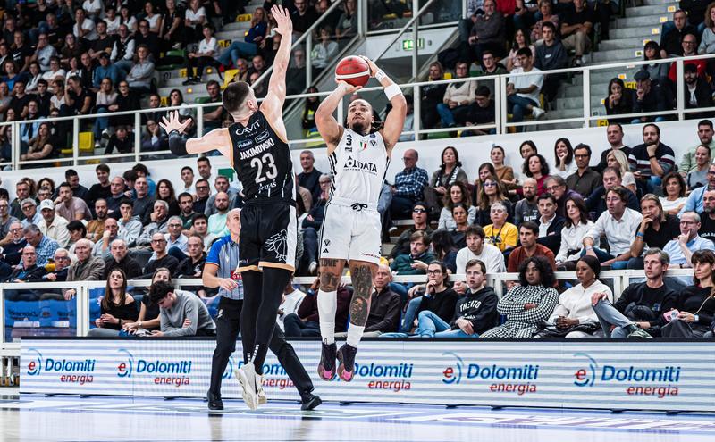 La Virtus espugna Trento 83-102 e vola in testa alla classifica
