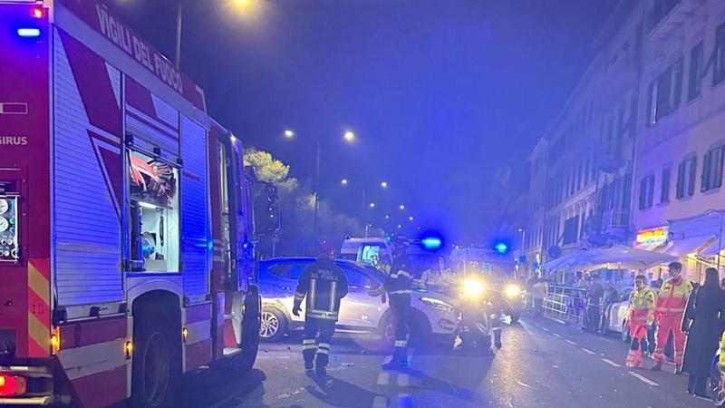 Livorno, imbocca viale Italia al contrario, perde il controllo dell’auto e si ribalta