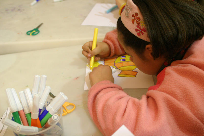 Le mani dei bambini sporchissime di vita