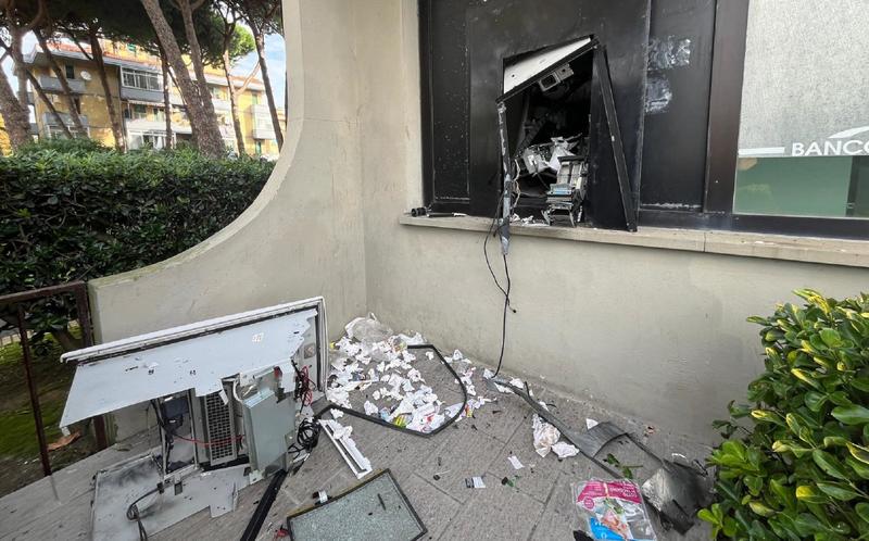 Livorno, choc a Stagno: fanno esplodere il bancomat e rubano quasi 70.000 euro