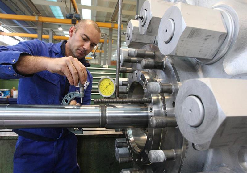 Lavoro in Lombardia, il nuovo report: “Sale la cassa integrazione per la crisi dell’industria”. Tengono edilizia e terziario