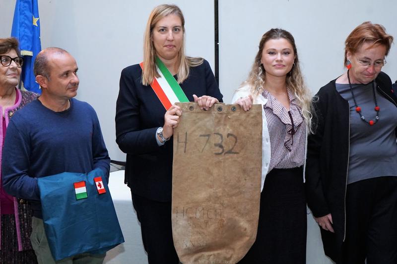 L’oggetto della memoria: alla pronipote la sacca del soldato Hector, morì nel 1944 nella battaglia del Lamone