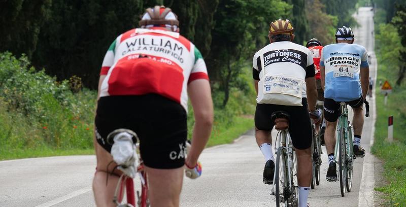 Pedalano affiancati e così scatta la multa: «Ingiusta, eravamo in periferia»