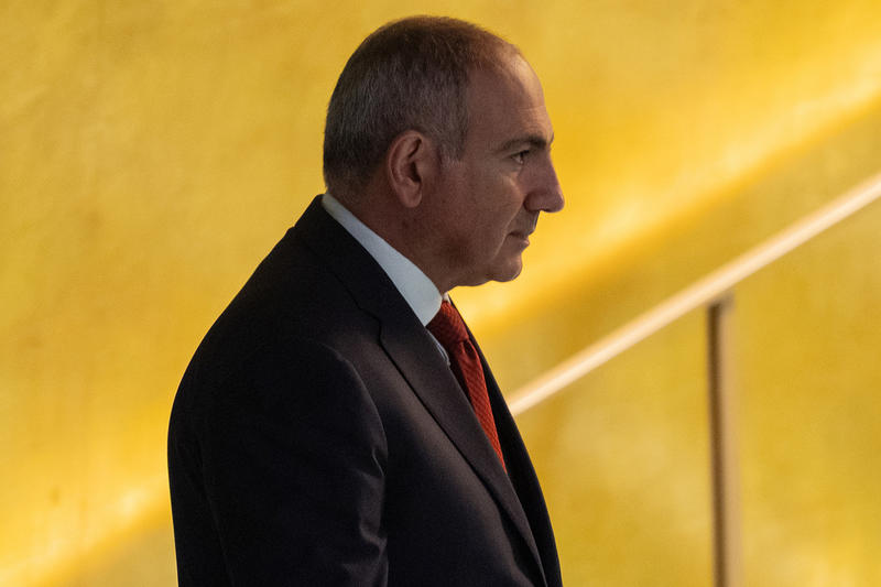 Пашинян вновь посетил «литургию» попа-расстриги Степана Асатряна