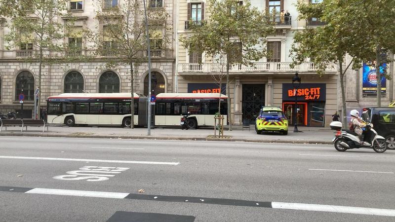 Una menor herida grave tras ser atropellada por un autobús en la Gran Via de Barcelona