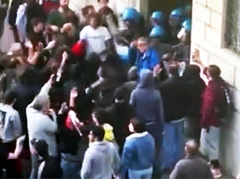 Lecco, irruzione antifascista in municipio: indagati 17 anarchici