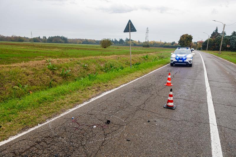 Investito, muore ciclista: caccia al pirata