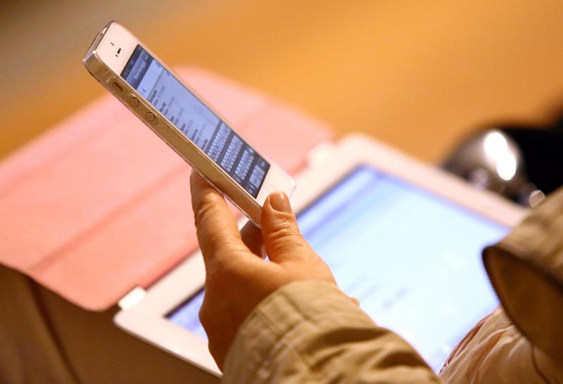 Spia al telefono l’ex marito. Registra colloquio ‘segreto’: dovrà risarcirlo con 2.500 euro