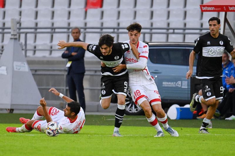 Il Cesena macina gioco, crea e spreca. Il Bari segna e vince