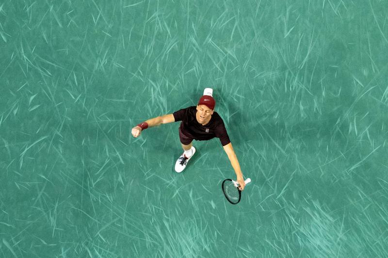 Sinner, il ritorno del re: battuto Auger Aliassime a Parigi. Titolo e numero 1: sorpasso su Alcaraz /