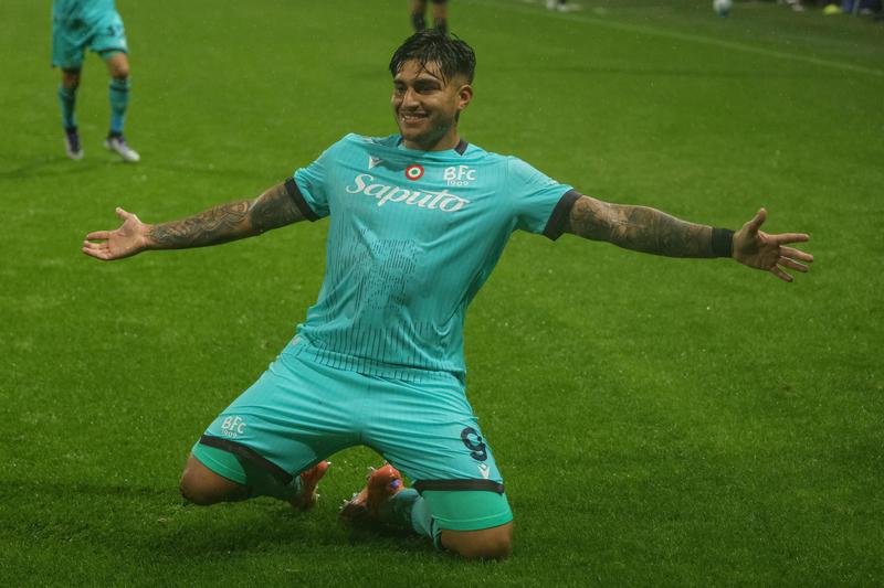 Doppietta di Castro e gol di Miranda: il Bologna vince il derby contro il Parma