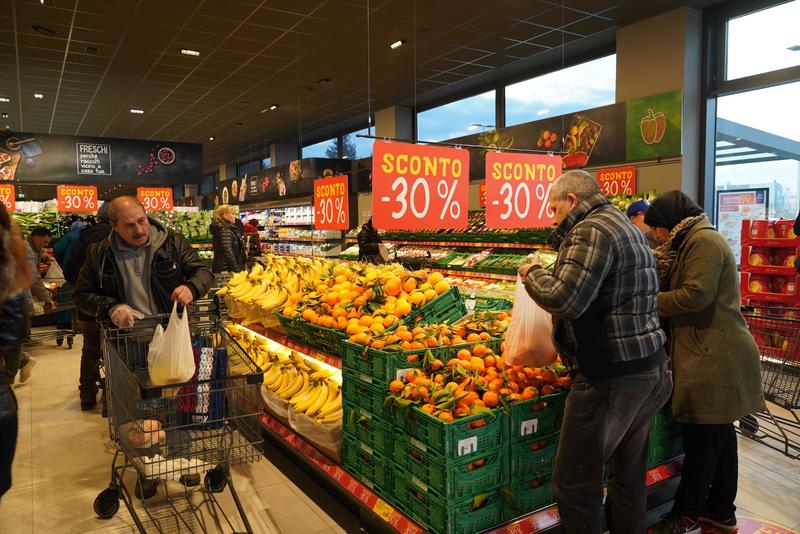 Rapina a mano armata all’Aldi di Vigevano: i clienti si nascondono nel magazzino