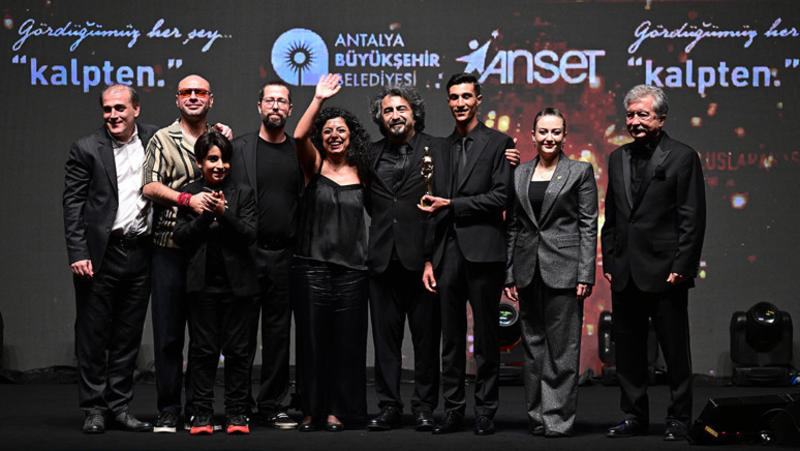 ‘Tavşan İmparatorluğu’ 7 ödülle geceye damga vurdu ‘Tavşan İmparatorluğu’ 7 ödülle geceye damga vurdu