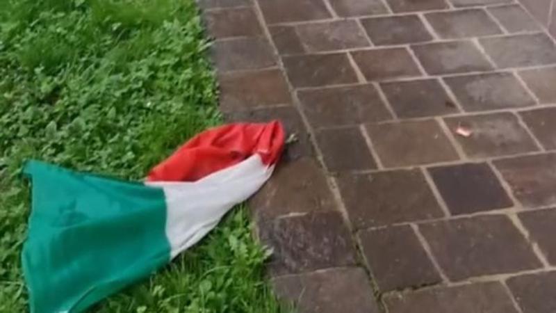 Vandali alla sede degli Alpini: a Covo strappate le bandiere tricolori