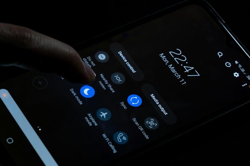 Pantalla en modo claro o modo oscuro: ¿una cuestión estética o algo más profundo? Pantalla en modo claro o modo oscuro: ¿una cuestión estética o algo más profundo?