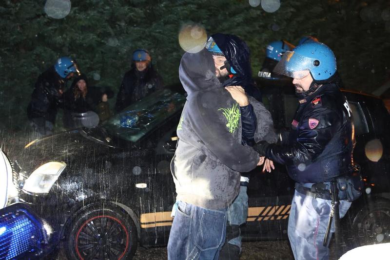 Rave party abusivo, scontri per evitare i controlli. Polizia speronata, poi i lacrimogeni /