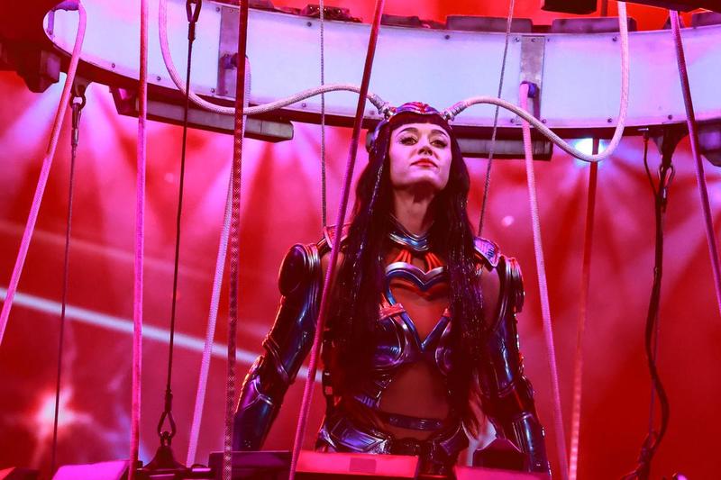 Katy Perry, che brividi a Bologna: un videogame vivente tra ritardi, voli e farfalle