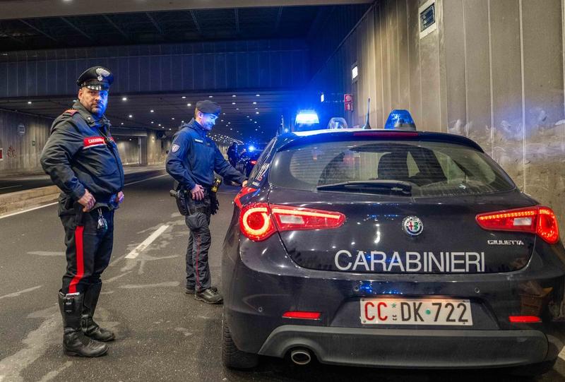 L’indagine sul poliziotto arrestato. Assegni, documenti rubati e l’auto già segnalata per truffa: tutte le piste investigative sull’assistente capo beccato con un pregiudicato