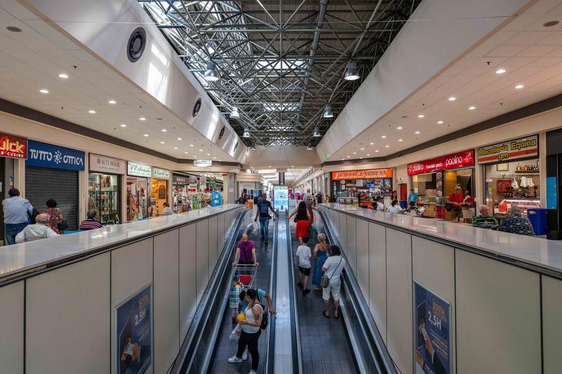 Botte davanti alle figlie, sputi e pugni: “Ti rendo zoppa per la vita”. La polizia lo arresta al centro commerciale