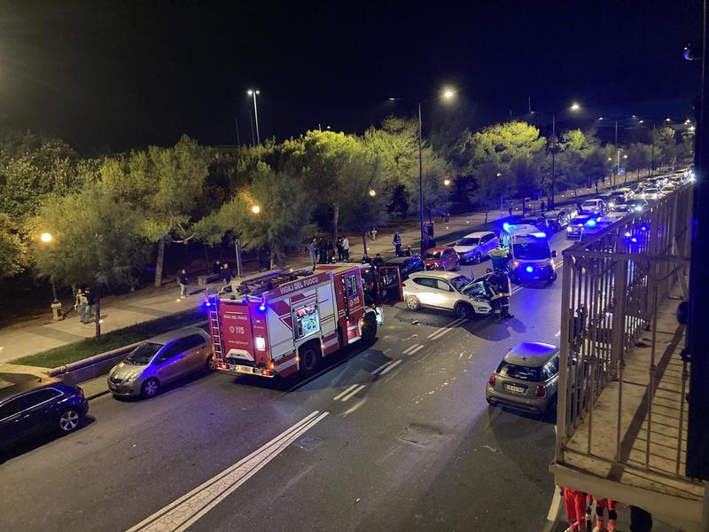 Livorno, con l’auto in contromano su viale Italia provocano due incidenti nel giro di quattro ore