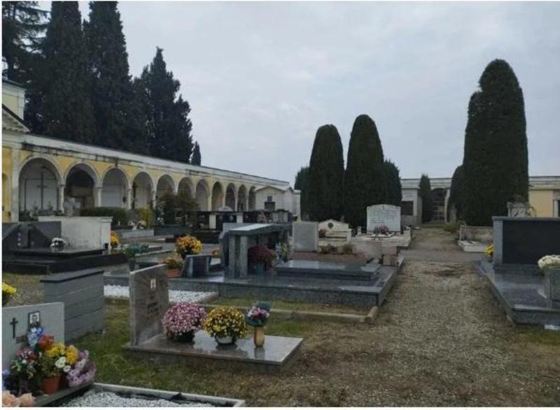 Colta da malore al cimitero: la figlia soccorre l’anziana e viene derubata della borsa